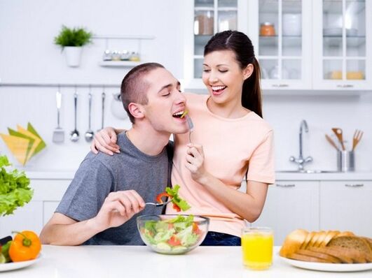 Девушка кормит своего мужчину продуктами для повышения потенции. 